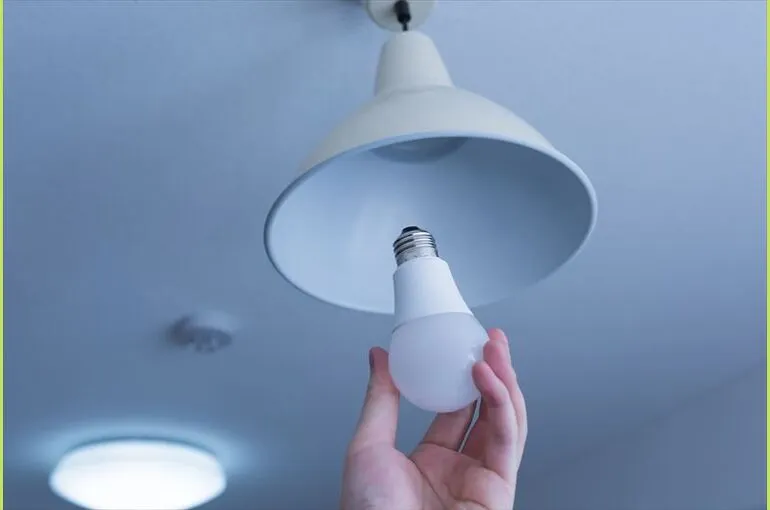 照明器具の耐用年数と電球の寿命について